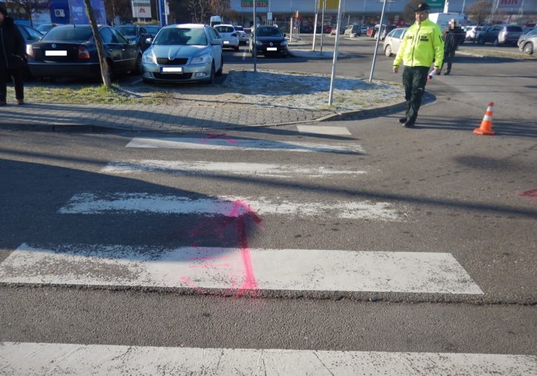 POLÍCIA: Dôchodca zrazil manželov na priechode