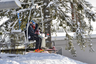 Lyžiari, sedačková lanovka, lyžovanie