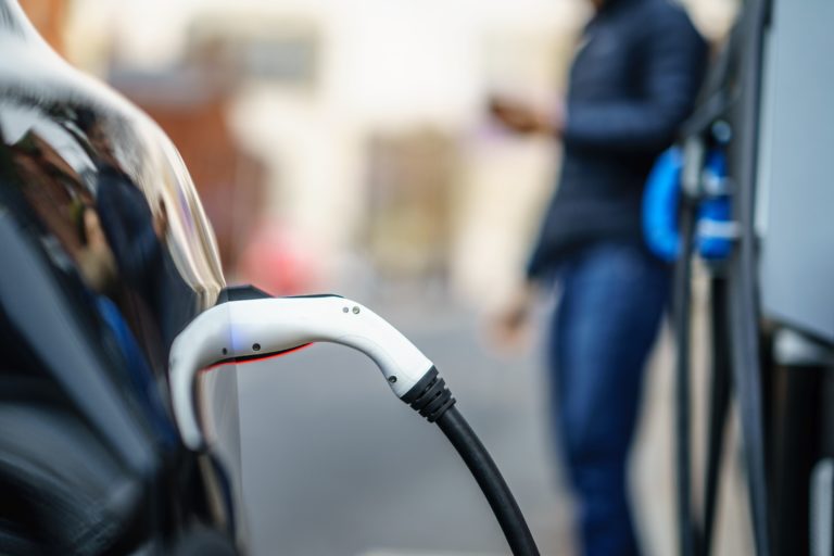Plug in hybridné autá nezožali veľký úspech