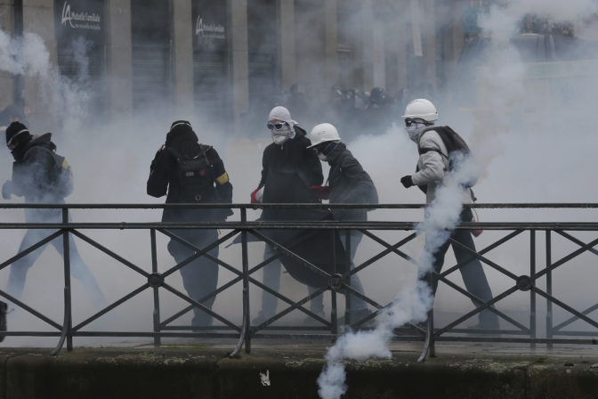 Francúzi pokračujú v štrajku proti dôchodkovej reforme