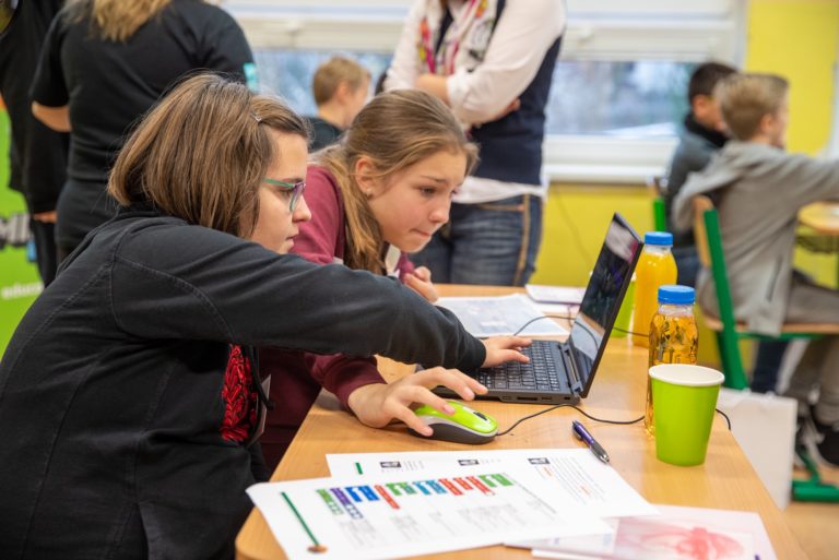 Hodina kodu okrem digitalnych zrucnosti pomaha rozvijat aj timovu spolupracu.jpg