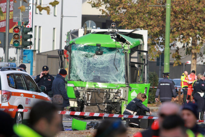 Zrážka autobusu a smetiarskeho auta v Miláne