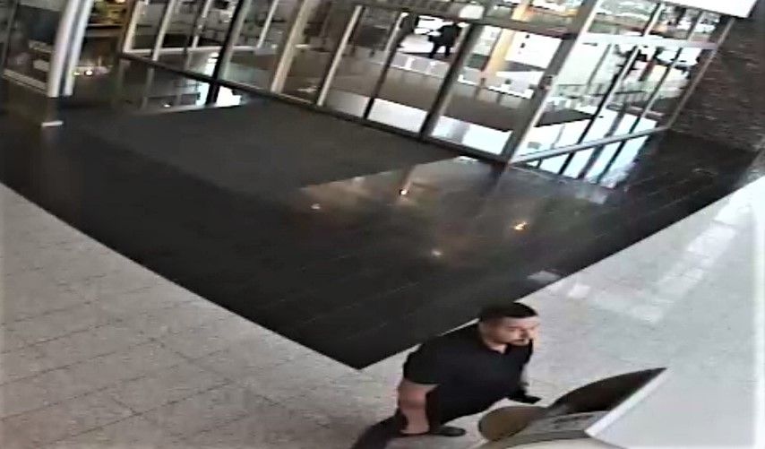 POLÍCIA: Krádež peňazí z podávača bankomatu