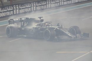 Lewis Hamilton, Veľká cena Abú Zabí, Mercedes