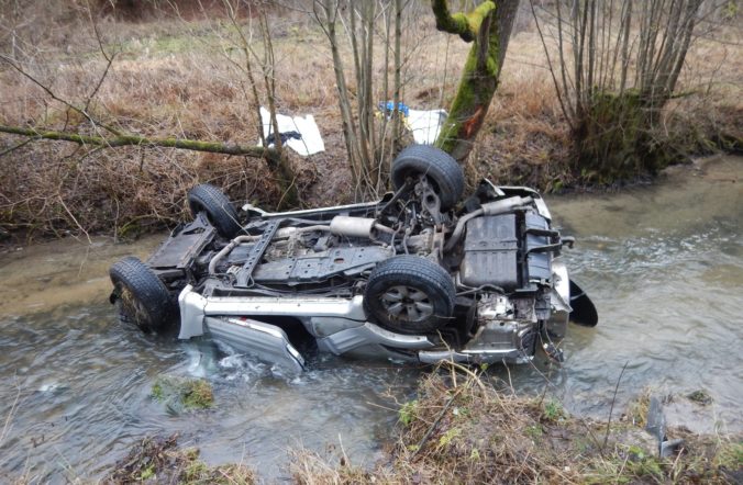 S autom v potoku skončil vodič, ktorý nezvládol jazdu pri obci Počarová v Považskobystrickom okrese. Bratislava, 17. december 2019.