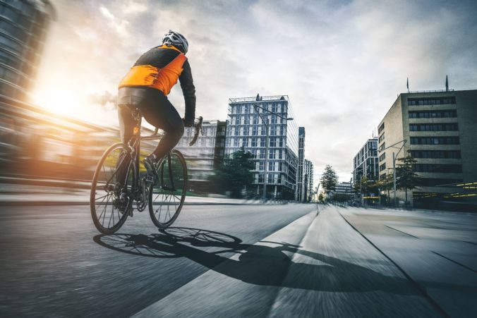 Cyklisti už nebudú musieť nosiť prilbu, reflexné prvky ostávajú