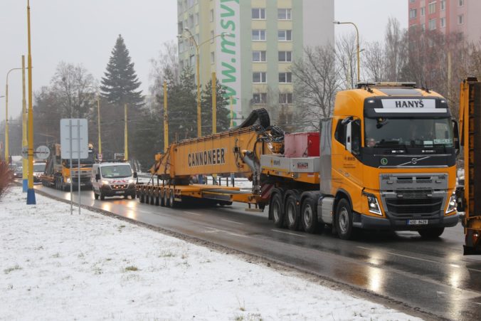 POLÍCIA: Konvoj demolačného stroja opúšťa Prešov