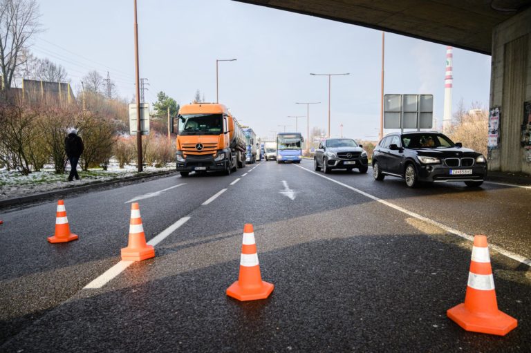 Pohľad na odstavené autá na ceste zo Žiliny v smere do Martina na Košickej ulici, kde nákladné autá a kamióny vytvorili zátarasu, čím znemožňujú prejazd vozidlám, v rámci pokračujúceho štrajku zástupcov Únie autodopravcov Slovenska (UNAS) proti daňovému zaťaženiu. Žilina, 10. január 2020.