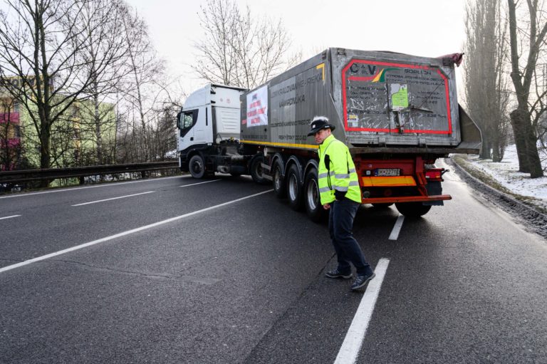 PROTEST: Autodopravcovia blokujú cesty v iline