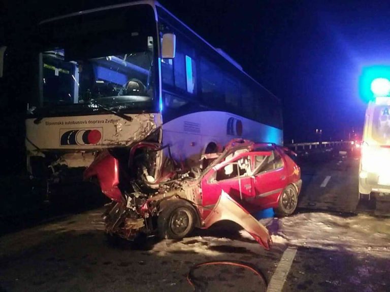 Zrážka auta s autobusom