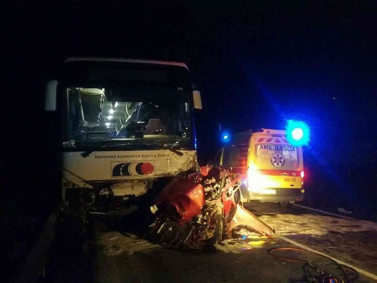 Zrážka auta s autobusom