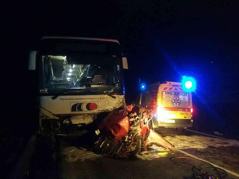 Zrážka auta s autobusom.jpg