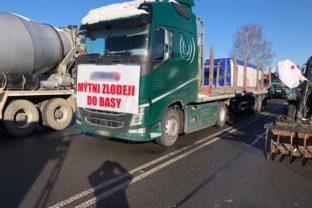 Kamióny, blokáda, hraničný priechod Trstená - Chyžne