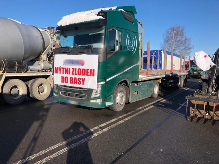 Kamióny, blokáda, hraničný priechod Trstená - Chyžne
