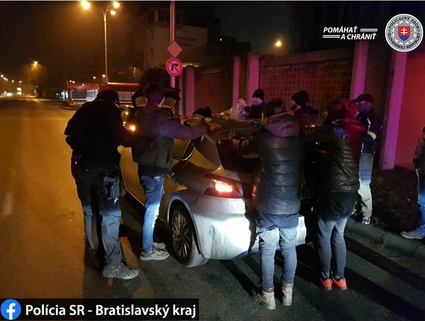 Zlodeji áut, polícia, nelegálni cudzinci