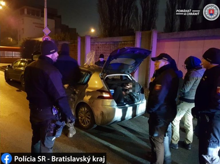 Zlodeji áut, polícia, nelegálni cudzinci