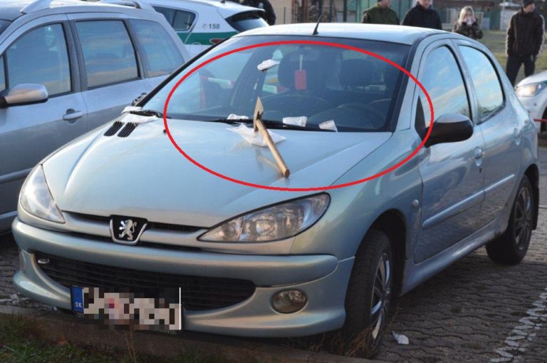 Sekera v aute, Prievidza