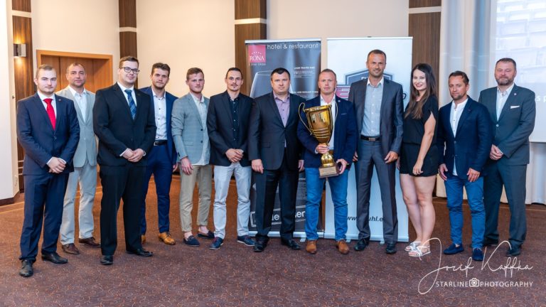 Gladiators tn vitaz zakladnej casti s poharom srvs.jpg