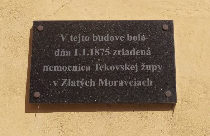 Pamätná tabuľa na stene prvej budovy nemocnice Zlaté Moravce