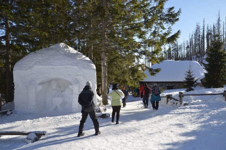 VYSOKÉ TATRY: Snehový betlehem počas podujatia Trojkráľové stretnutie pri snehovom betleheme v blízkosti Rainerovej chaty pri príležitosti sviatku Zjavenie Pána - Traja králi. Vysoké Tatry, Trojkráľové stretnutie