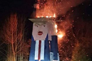 Horiaca drevená socha, Donald Trump