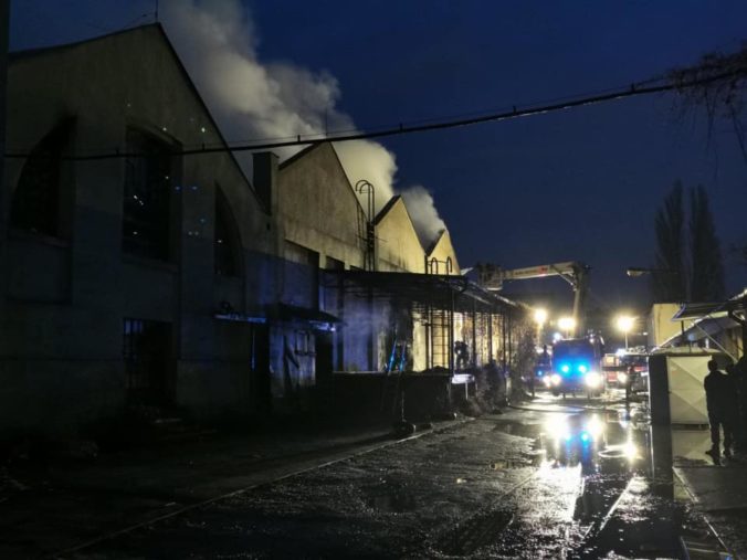 HASIČI: Požiar skladu v Petržalke