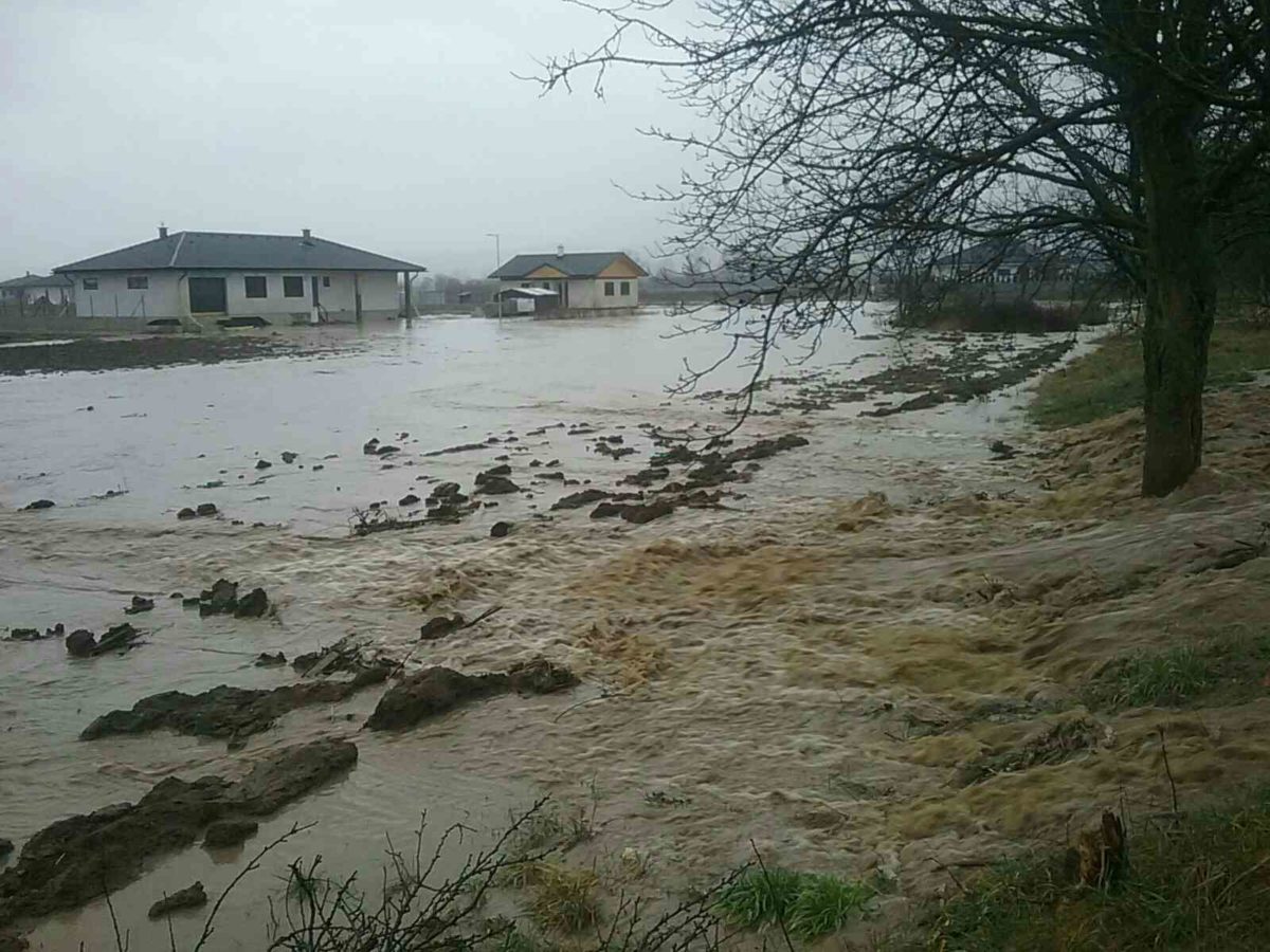 HASIČI: Vyliatie potoka v Horovciach