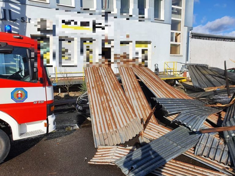 Žiar nad Hronom: Silný vietor strhol strechu