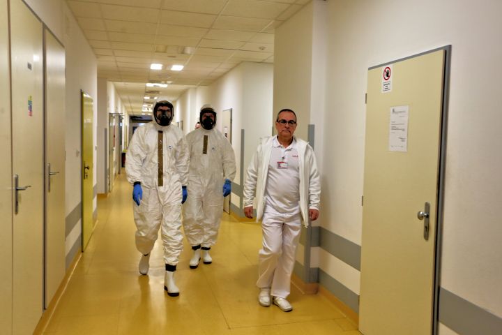 Zdravotníci v ochrannom odeve počas preventívneho cvičenia