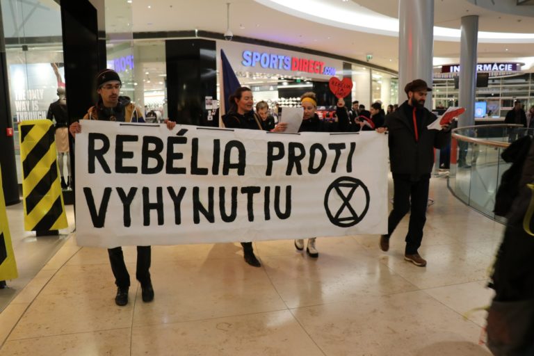 Členovia hnutia Extinction Rebellion Slovakia protestujú pred Úradom vlády SR