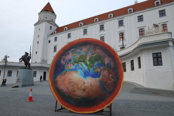 GREENPEACE: Horiaca planéta na Bratislavskom hrade