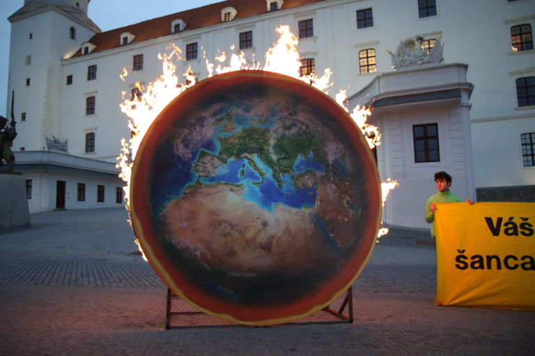 GREENPEACE: Horiaca planéta na Bratislavskom hrade