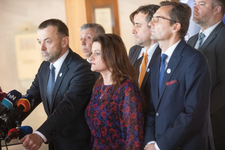 DS: K mimoriadnej schôdzi NR SR