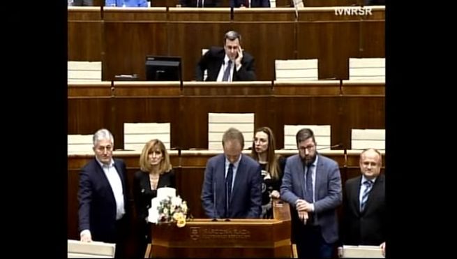 NR SR, mimoriadna schôdza