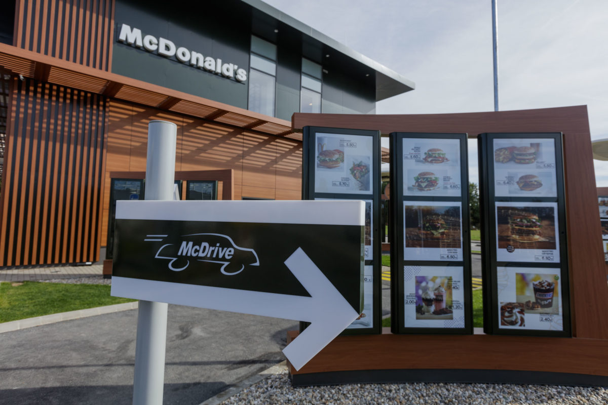 Otvorenie mcd budatinska foto peter frolo 14102019 _exterier mcdrive.jpg