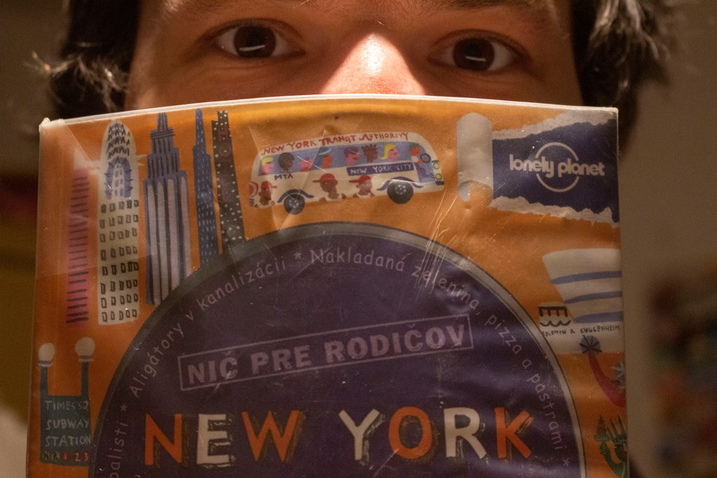 S knizkou ktoru si pozicala z kniznice moja dcera o new yorku foto erik sikora.jpg