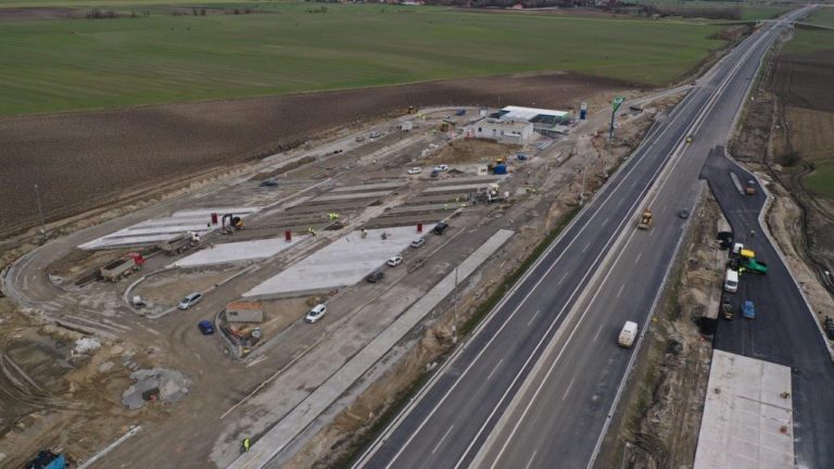 Stavebné práce na infraštruktúrnych projektoch pokračujú