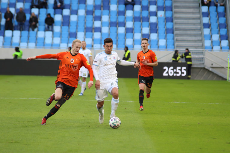 Zľava: Tomáš Bobček z MFK Ružomberok, Vernon De Marco z ŠK Slovan Bratislava a Lukáš Kojnok z MFK Ružomberok počas futbalového zápasu 22. kola základnej časti Fortuna ligy 2019/2020 medzi K Slovan Bratislava - MFK Ružomberok. Bratislava, 7. marec 2020.