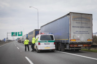 KORONAVÍRUS: Odstavené kamióny na diaľniciach