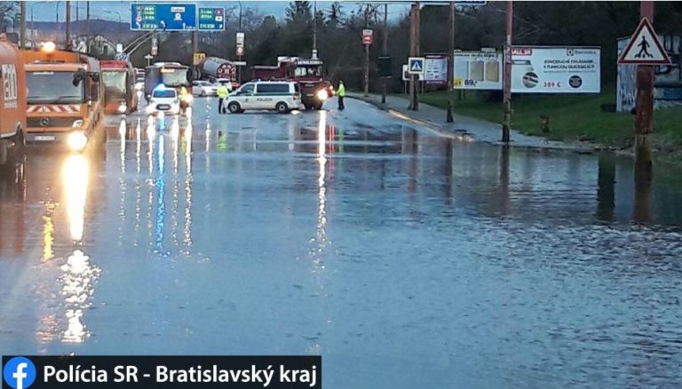 Zatopená Gagarinova ulica v Bratislave