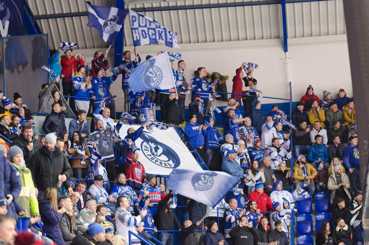 Fanúšikovia na tribúne počas hokejového zápasu 41. kola základnej časti Tipsport ligy 2019/2020 medzi HK Poprad - HKM Zvolen. Poprad, 17. január 2020.