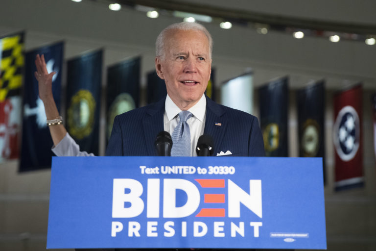 Joe Biden triumfuje v primárkach