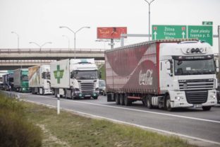 KORONAVÍRUS: Odstavené kamióny na diaľniciach
