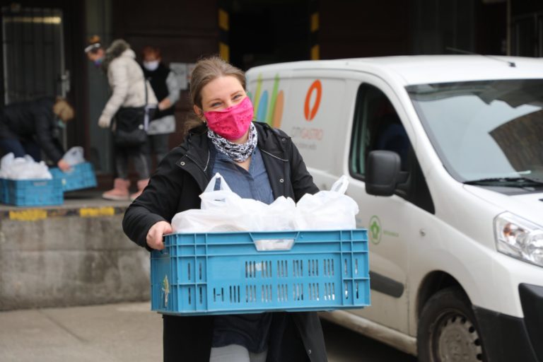 Petrzalka distribucia obedov seniori pomoc koronavirus.jpg