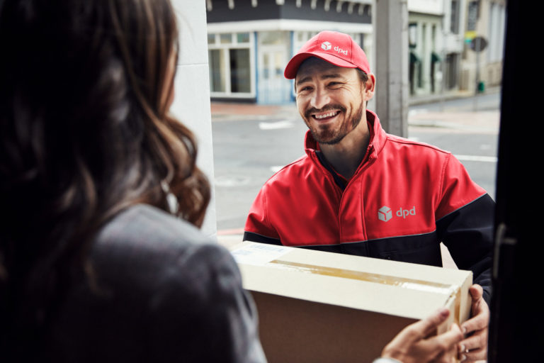 Powerpoint online srgb dpd driver with woman at doorstep 4323.jpg