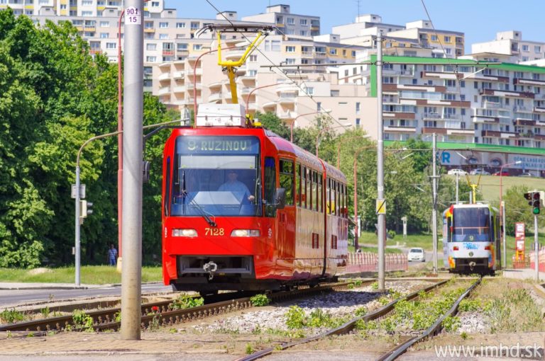 "Plávajúca trať" pred zastávkou Segnerova (© DuPe, web: imhd.sk)