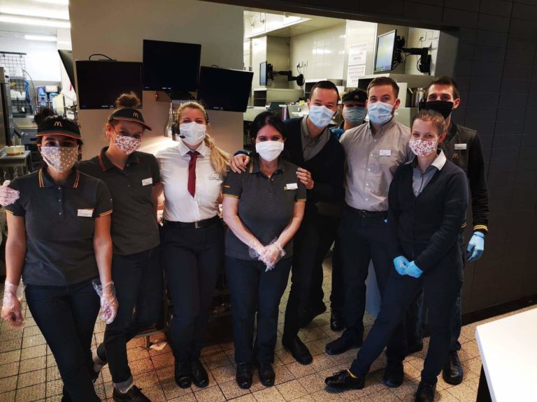 Zdroj foto mcdonalds_v spravnom nasadeni obsluhuju mcdrive aj zamestnanci restauracie na racianskej ulici.jpeg
