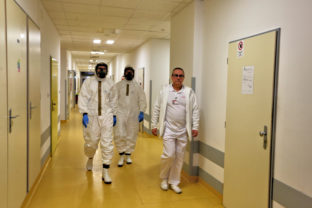 Zdravotníci v ochrannom odeve počas preventívneho cvičenia a súvislosti s koronavírusom vo Fakultnej nemocnici F.D. Roosevelta v Banskej Bystrici. Banská Bystrica, 7. február 2020.