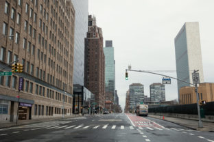 Ulice mesta New York počas mimoriadnej situácie v súvislosti s výskytom ochorenia COVID-19 spôsobeným koronavírusom (2019-nCoV) v USA. New York, 28. marec 2020.