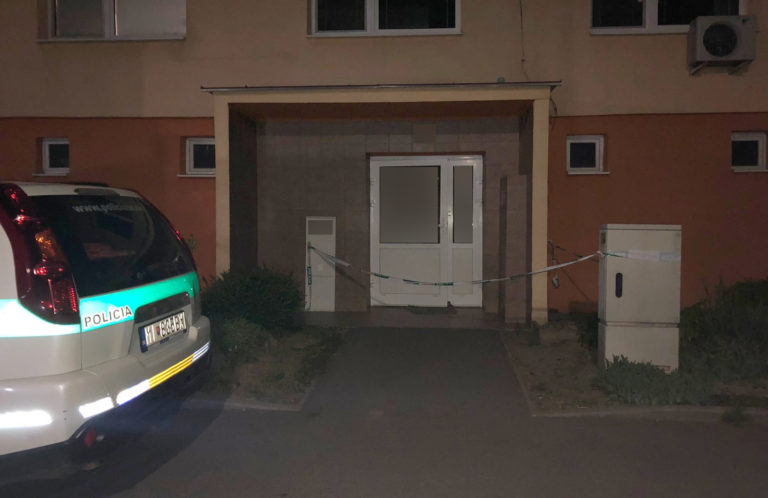 Z vraždy 41 ročného muža obvinili jeho matku
